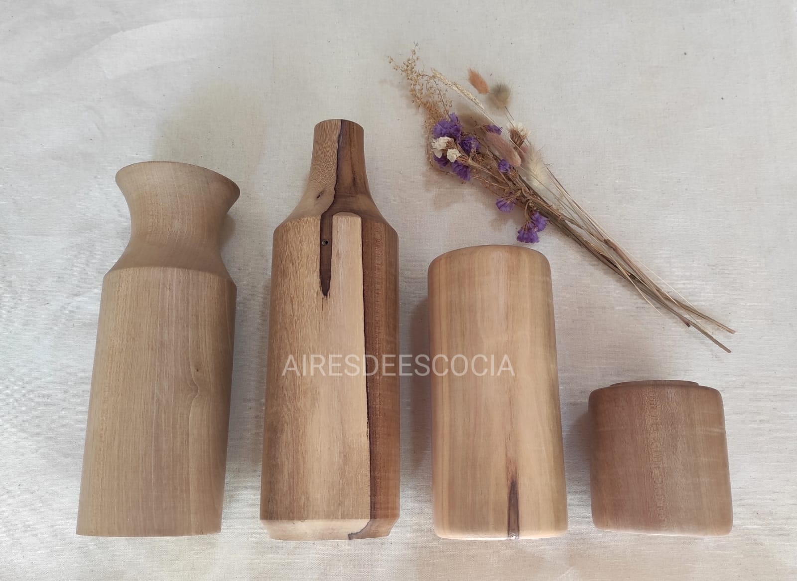 Imagen de Floreros de Madera: Añade un Toque de Elegancia Natural a tus Arreglos Florales con Nuestros Floreros de Madera Hechos a Mano, Destacando la Belleza de las Flores y Brindando un Estilo Rústico y Sofisticado a tu Hogar